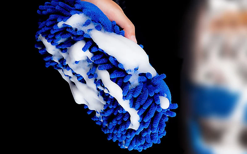 Blauer Mikrofaser-Waschhandschuh mit Schaum zur schonenden Reinigung von Fahrzeugoberflächen